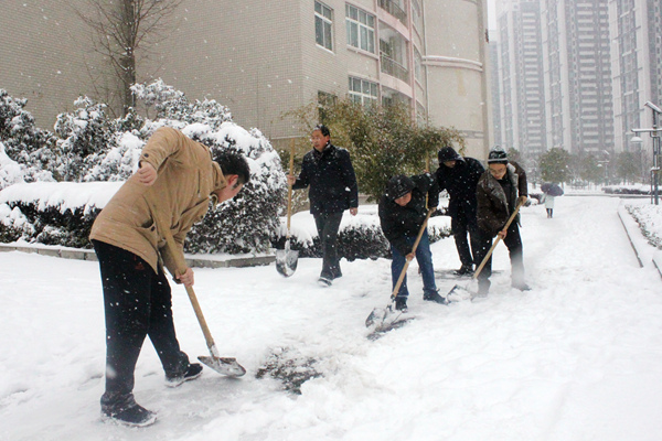 漢江師范學院數千名師生志愿者除校園積雪添靚麗風景