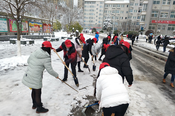 漢江師范學院數千名師生志愿者除校園積雪添靚麗風景