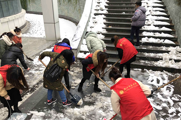 漢江師范學院數千名師生志愿者除校園積雪添靚麗風景