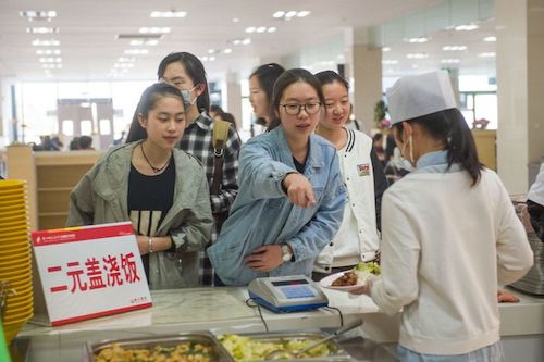 2元蓋澆飯后勤服務(wù)團(tuán)隊(duì)：飄香十余載，暖心不漲價(jià)