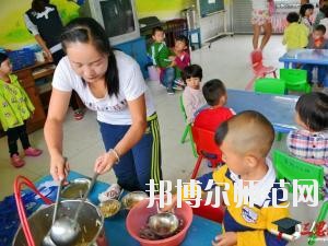 遵義2020年幼師學(xué)校有哪些科目?我們知道幼師專業(yè)是屬于一個(gè)學(xué)習(xí)內(nèi)容比較多的專業(yè)，因?yàn)槭切∨笥训膯⒚呻A段，同學(xué)們自己在報(bào)讀本專業(yè)的時(shí)候很多的同學(xué)都不知道到底是學(xué)一些什么?于是都來問道小編，小編就來給大家說一下關(guān)于學(xué)校科目的事情哦。  幼師學(xué)校學(xué)習(xí)專業(yè)課程 1、幼兒教育學(xué)  了解現(xiàn)代教育、幼兒教育的新觀念、新思想、新信息，結(jié)合我國幼兒教育改革中的新問題、新情況，將理論的闡述和幼兒教育實(shí)踐中的問題結(jié)合起來，進(jìn)行具體分析和指導(dǎo)。  2、幼兒心理學(xué)  了解幼兒的認(rèn)知和言語發(fā)展的特點(diǎn)和規(guī)律、幼兒的情緒、個(gè)性與社會(huì)性發(fā)展的關(guān)系及幼兒的活動(dòng)心里。能依據(jù)幼兒特點(diǎn)，利用所學(xué)相關(guān)知識(shí)，初步具備幼兒園基層崗位幼兒教師的工作能力。培養(yǎng)學(xué)生具有誠實(shí)守信、善于溝通和合作的品質(zhì)。  3、幼師英語  根據(jù)幼師學(xué)生的英語水平和專業(yè)特點(diǎn)，從聽、說、讀、寫四個(gè)方面全方位的培養(yǎng)學(xué)生，讓學(xué)生掌握基本語法知識(shí)、語音知識(shí)、日常用語，提高學(xué)生的口語交際技能和綜合閱讀、寫作能力。讓學(xué)生在學(xué)習(xí)過程中發(fā)展綜合語音運(yùn)用能力，提高人文素養(yǎng)，增強(qiáng)實(shí)踐能力，培養(yǎng)創(chuàng)新精神。  4、幼兒園組織與管理  讓學(xué)生了解幼兒園組織與管理的基本原理和內(nèi)容，掌握幼兒園組織與管理的基本規(guī)律，學(xué)會(huì)用所學(xué)專業(yè)理論解決實(shí)際工作中遇到的管理問題。結(jié)合案例分析，培養(yǎng)學(xué)生的思辨意識(shí)、創(chuàng)新意識(shí)，提高學(xué)生與時(shí)俱進(jìn)的管理理念，為學(xué)生今后從事幼兒園教育工作和管理工作奠定良好的基礎(chǔ)，具有較強(qiáng)的實(shí)用性和可操作性。  學(xué)前教育前景好不好 學(xué)前教育上的現(xiàn)在已經(jīng)有越來越多的人關(guān)注，就業(yè)前景上的非常不錯(cuò)的一個(gè)職業(yè)了，在現(xiàn)階段學(xué)前教育專業(yè)就業(yè)率上也在一直上升，我國對于學(xué)前教育上的重視的提升，也為學(xué)前教育專業(yè)人才提供了較好的就業(yè)機(jī)會(huì)，使得社會(huì)上的對于學(xué)前教育人才上的甚至出現(xiàn)了供不應(yīng)求的現(xiàn)象，學(xué)前教育現(xiàn)階段也已經(jīng)成為一個(gè)非常重要的教育階段，擁有高素質(zhì)的學(xué)前教育人才對于整個(gè)教育事業(yè)上的也能夠起到一個(gè)促進(jìn)和發(fā)展的作用。  幼師專業(yè)上就業(yè)前景也是比較好的，現(xiàn)階段社會(huì)上的對于幼師的需求也越來越多了，對于早期教育上的重視度的提升，使得幼師人才成為現(xiàn)階段社會(huì)上的所需要的重要人才選擇。  我們可以看到幼師專業(yè)學(xué)習(xí)的是很多的，小編給大家列舉了一些專業(yè)課程，其實(shí)這個(gè)專業(yè)是一個(gè)需要自己花費(fèi)很多心力來學(xué)習(xí)的專業(yè)，同學(xué)們學(xué)習(xí)的內(nèi)容是很廣泛的，不過這個(gè)專業(yè)只要學(xué)好了，將來在就業(yè)方面就會(huì)很不錯(cuò)，所以，希望選擇這個(gè)專業(yè)的同學(xué)都能掌握足夠的專業(yè)知識(shí)哦。